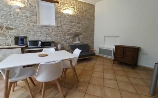 – ORIS – Studio meublé à NIMES